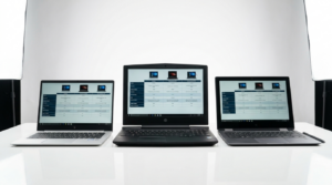Drei Laptops nebeneinander zum Vergleich auf weisser Flaeche