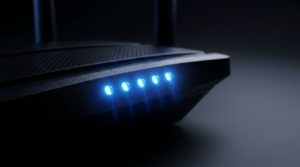 WLAN-Router mit blau leuchtenden LEDs in Nahaufnahme